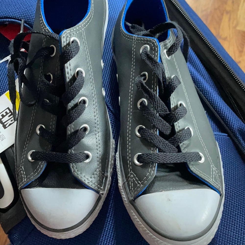 Converse boys leather excellent condition